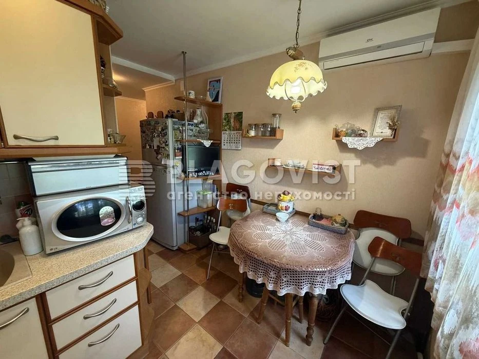 Продаж 3-х кімнтаної квартири 68м2 вул.Булаховського Академі
