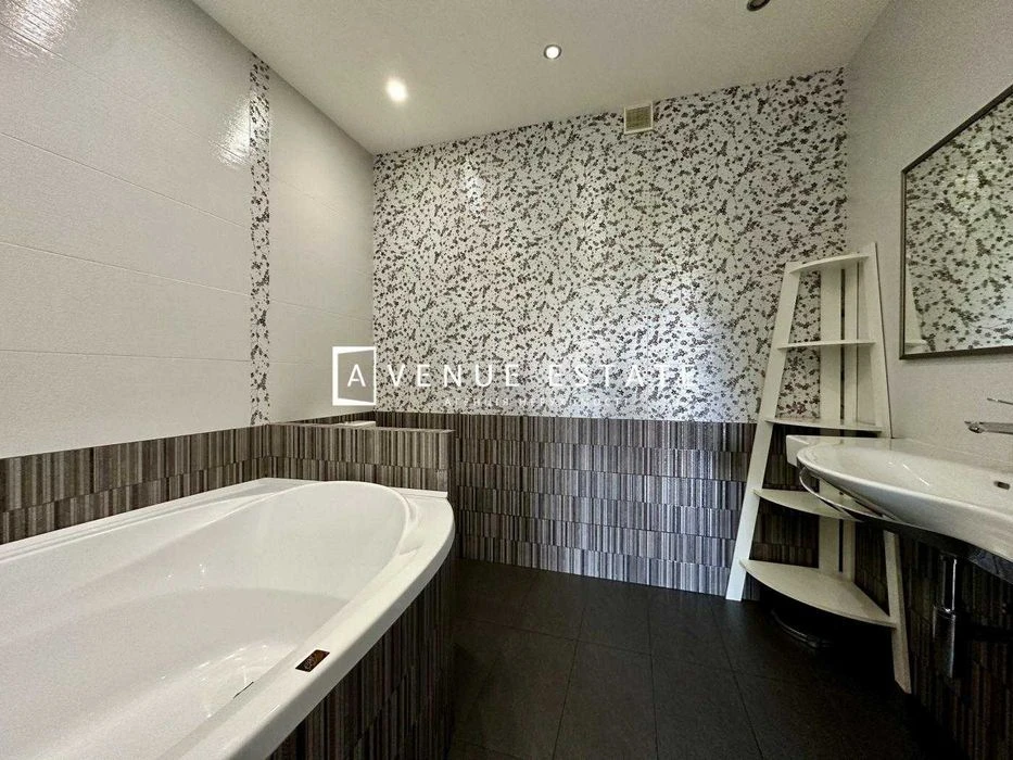 WITHOUT% Urgent Sale 3-room apartment 100m2 Park Avenue | Pa