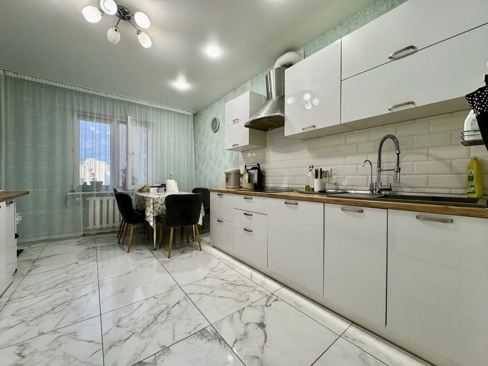 3-кім.  квартира 92 м², Позняки, Урлівська 36, River Mall. Б