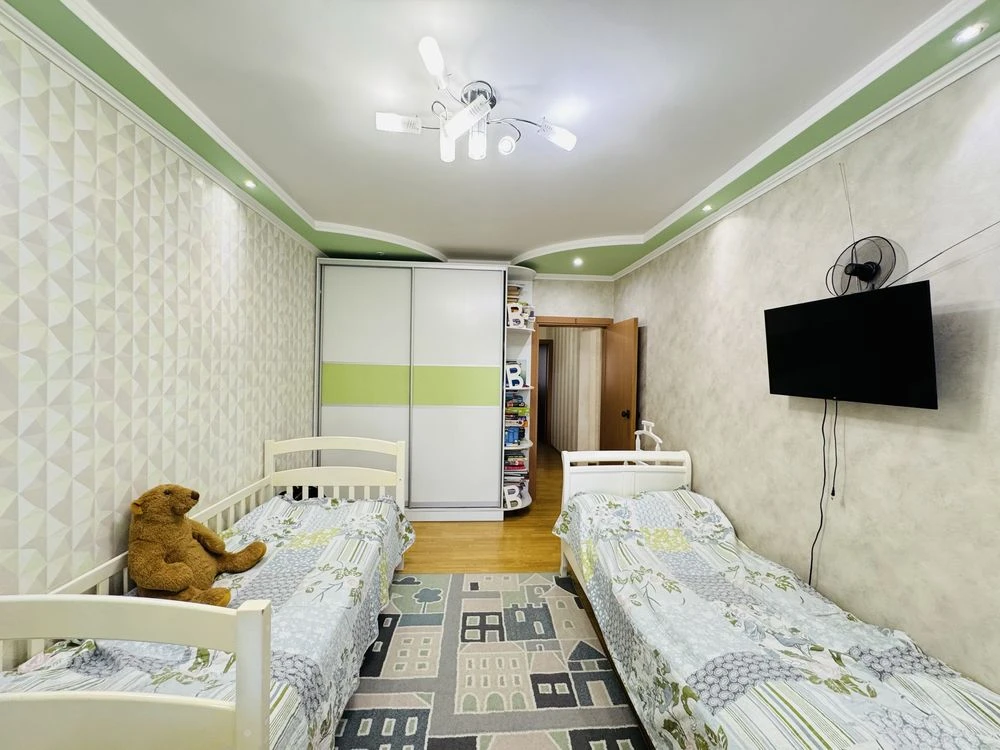3-кім.  квартира 92 м², Позняки, Урлівська 36, River Mall. Б
