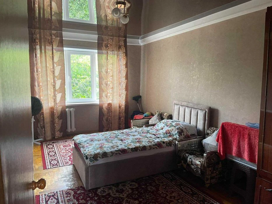 I am selling a 2-room apartment in the area of the 7th gymnasium.