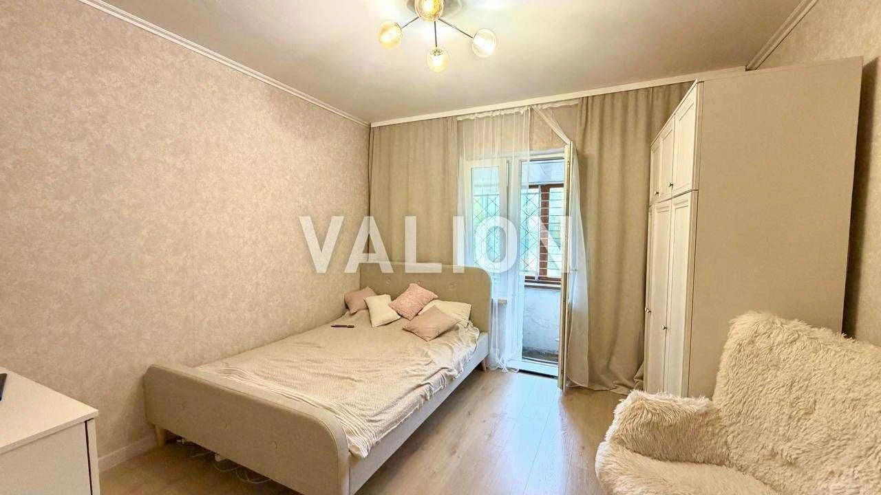 Sale of a functional 2-room apartment near the Kharkivska metro station