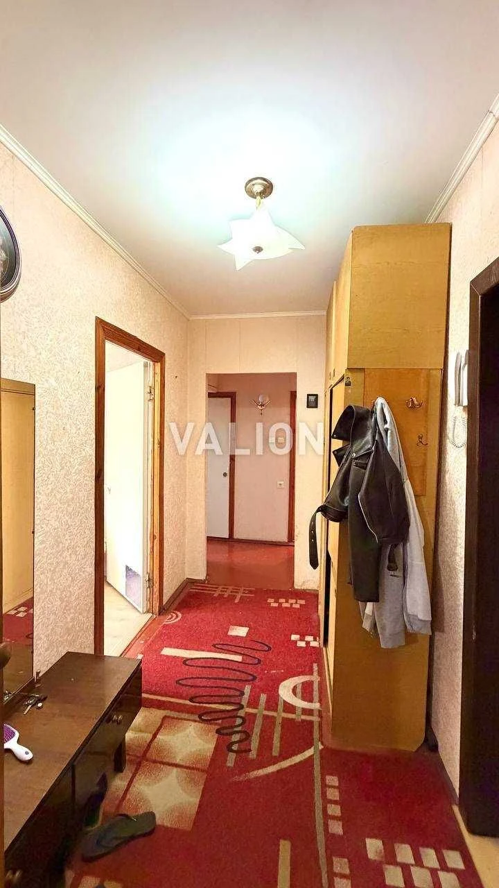 Sale of a functional 2-room apartment near the Kharkivska metro station