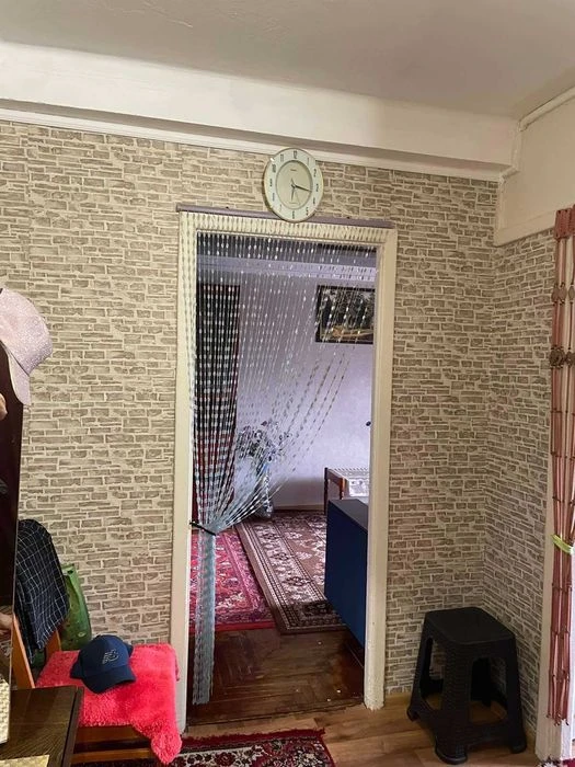 I am selling a 2-room apartment in the area of the 7th gymnasium.