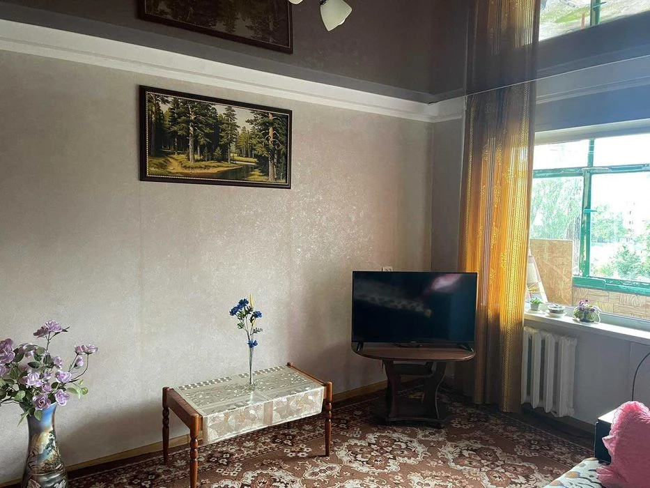 I am selling a 2-room apartment in the area of the 7th gymnasium.