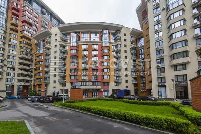 For sale 6-room apartment in Holosiivskyi residential complex Sonyachna Brama. Zdanovs