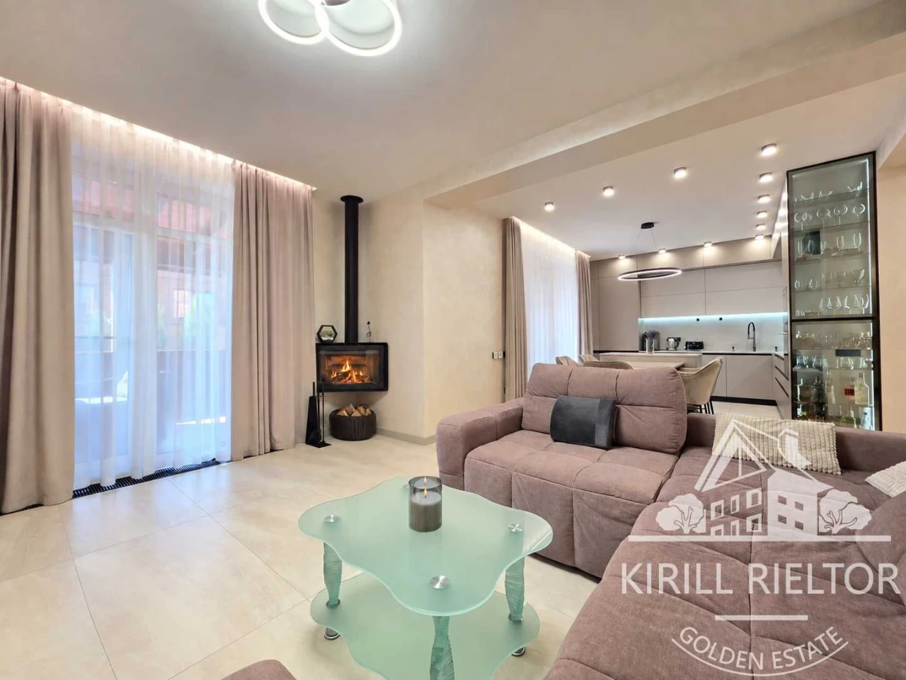 Продаж таунхауса з басейном у містечку Лагуна "Comfort City