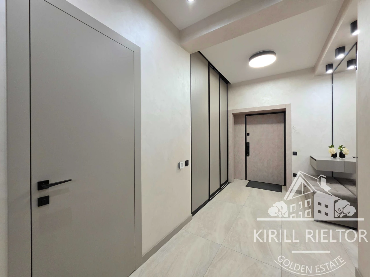 Продаж таунхауса з басейном у містечку Лагуна "Comfort City