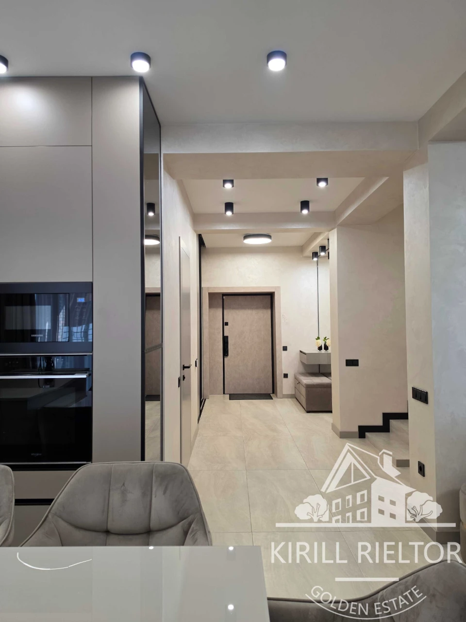 Продаж таунхауса з басейном у містечку Лагуна "Comfort City