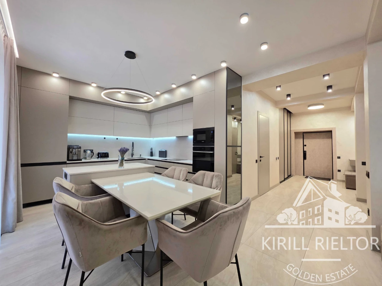 Продаж таунхауса з басейном у містечку Лагуна "Comfort City