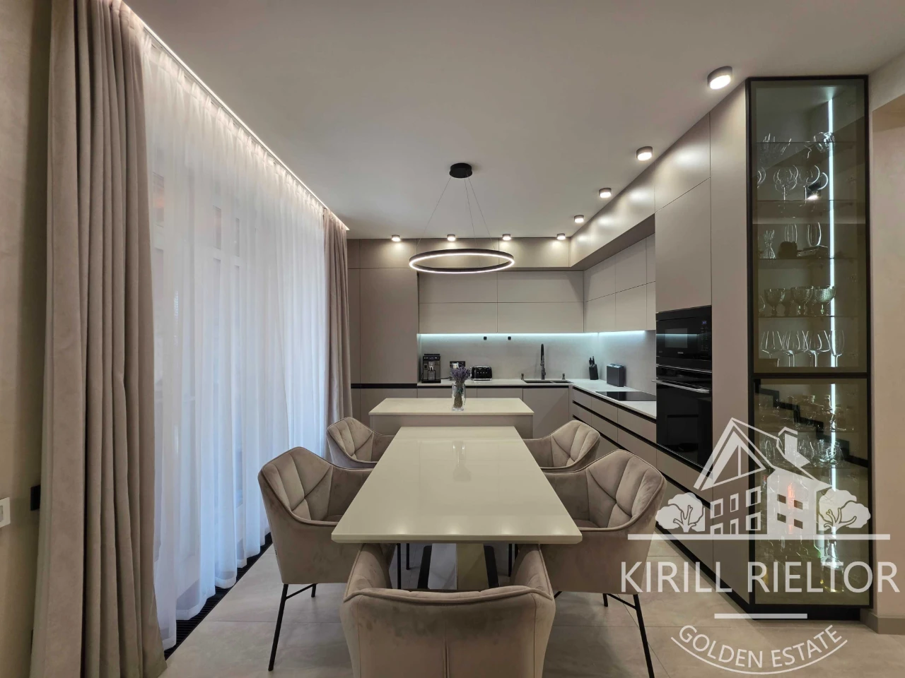 Продаж таунхауса з басейном у містечку Лагуна "Comfort City