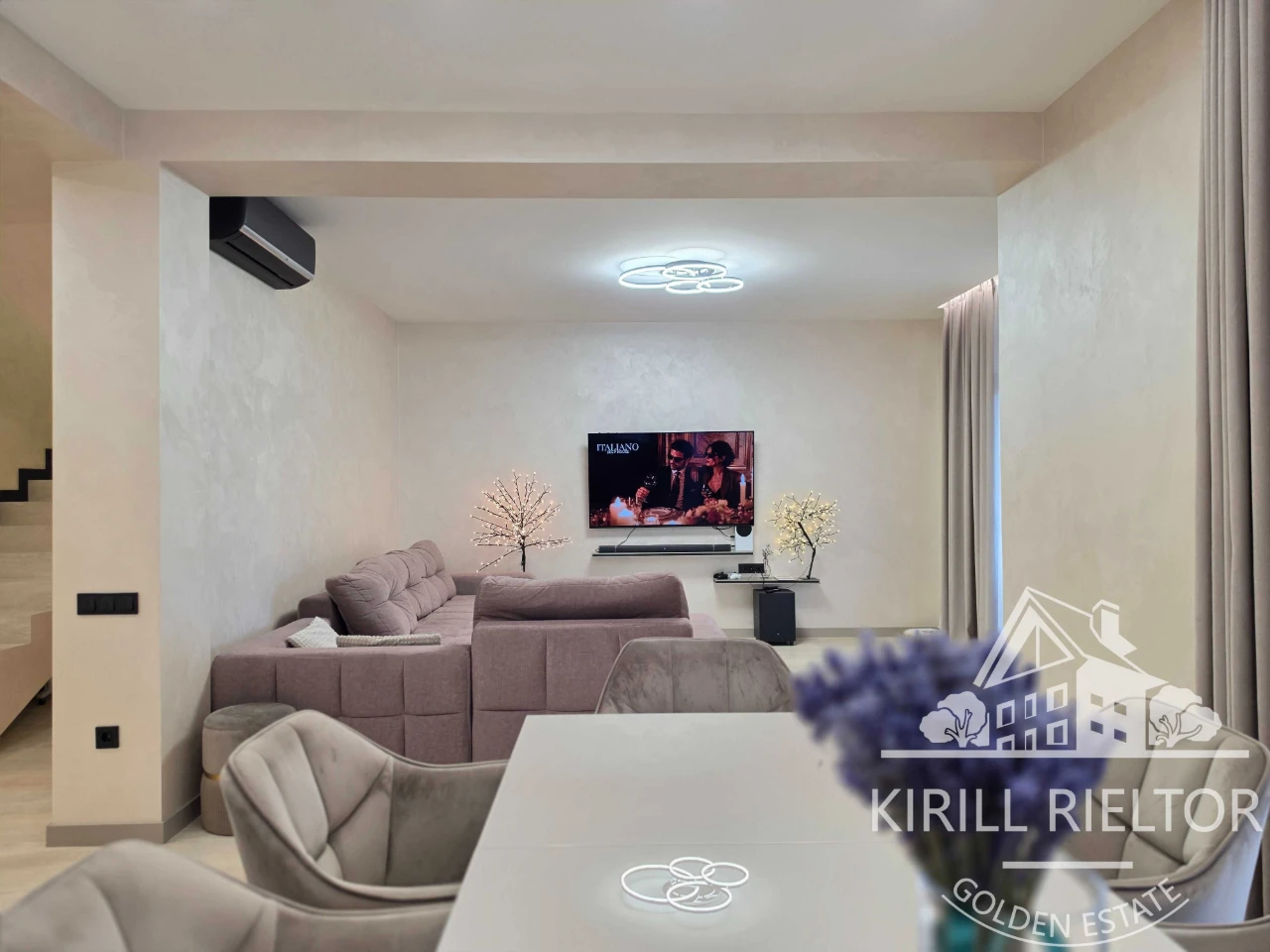 Продаж таунхауса з басейном у містечку Лагуна "Comfort City