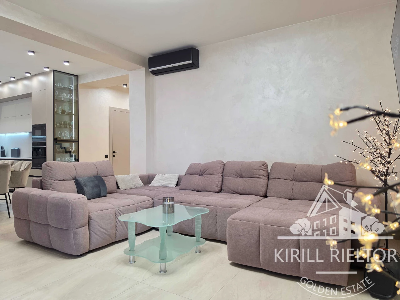 Продаж таунхауса з басейном у містечку Лагуна "Comfort City