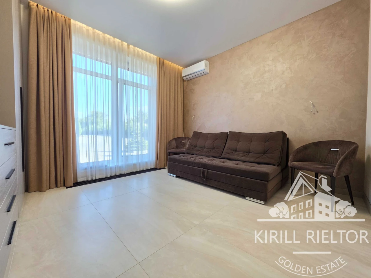 Продаж таунхауса з басейном у містечку Лагуна "Comfort City