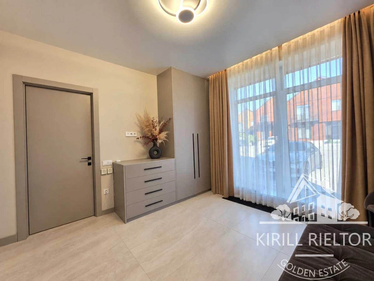 Продаж таунхауса з басейном у містечку Лагуна "Comfort City