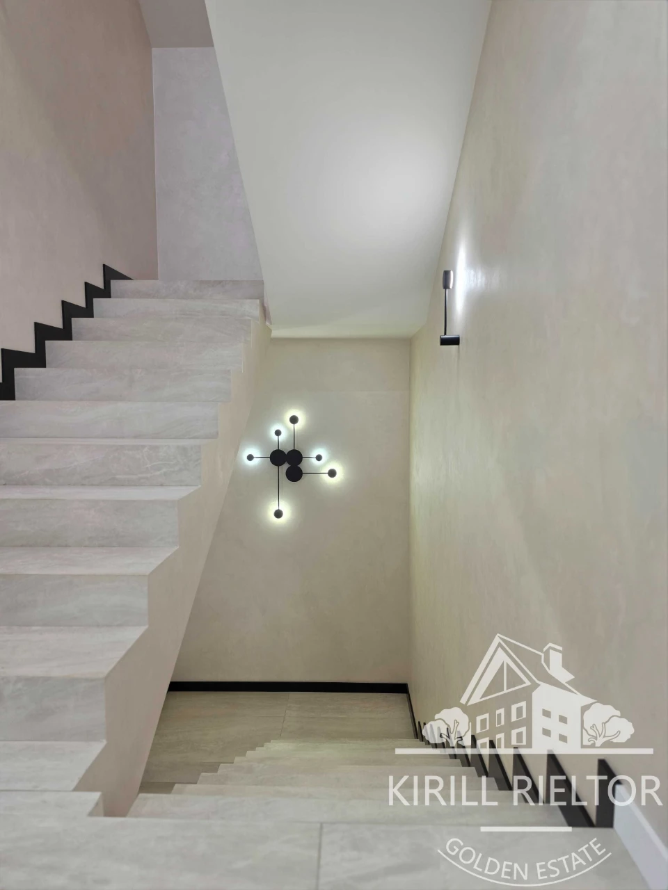 Продаж таунхауса з басейном у містечку Лагуна "Comfort City