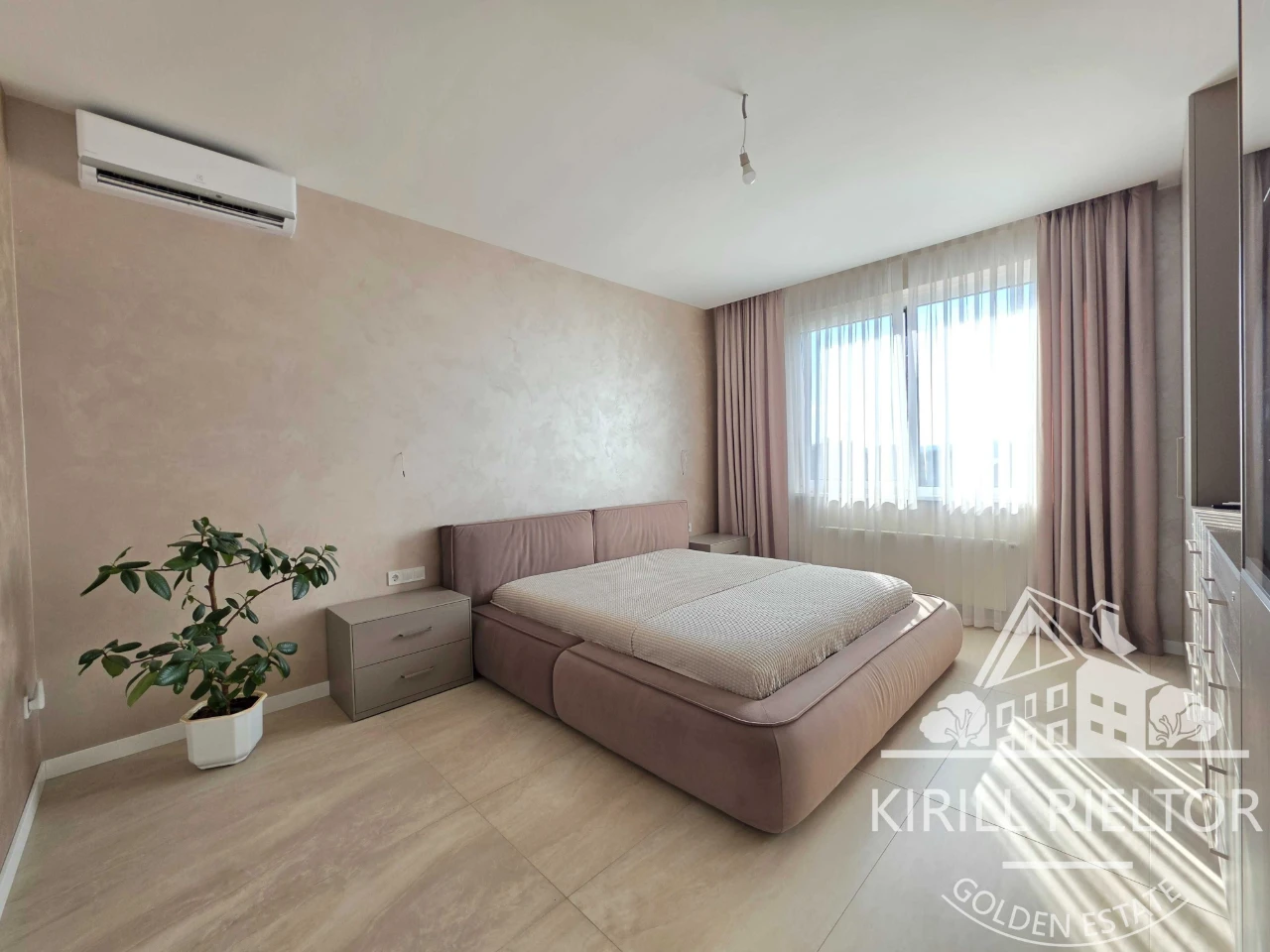 Продаж таунхауса з басейном у містечку Лагуна "Comfort City