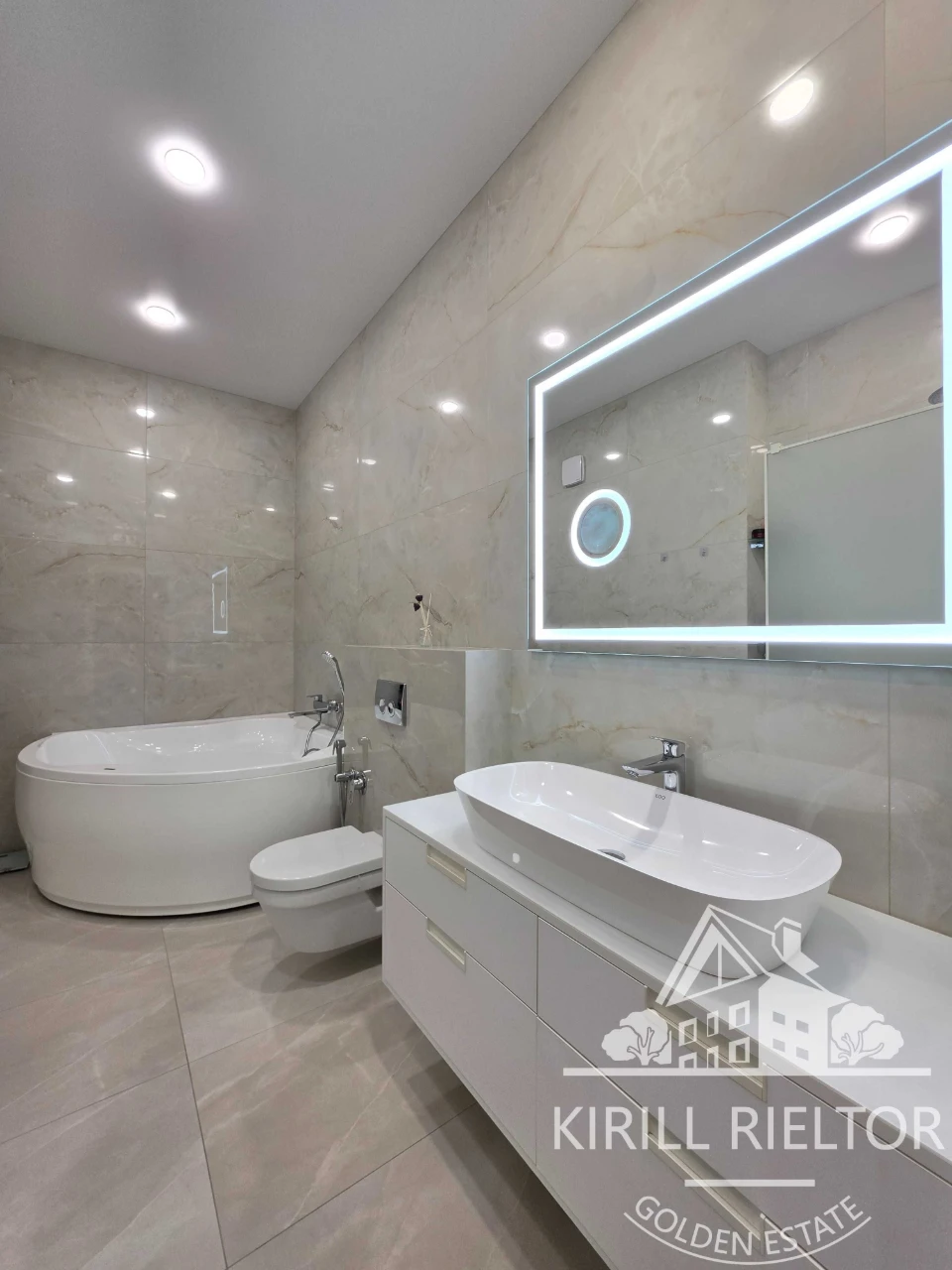 Продаж таунхауса з басейном у містечку Лагуна "Comfort City