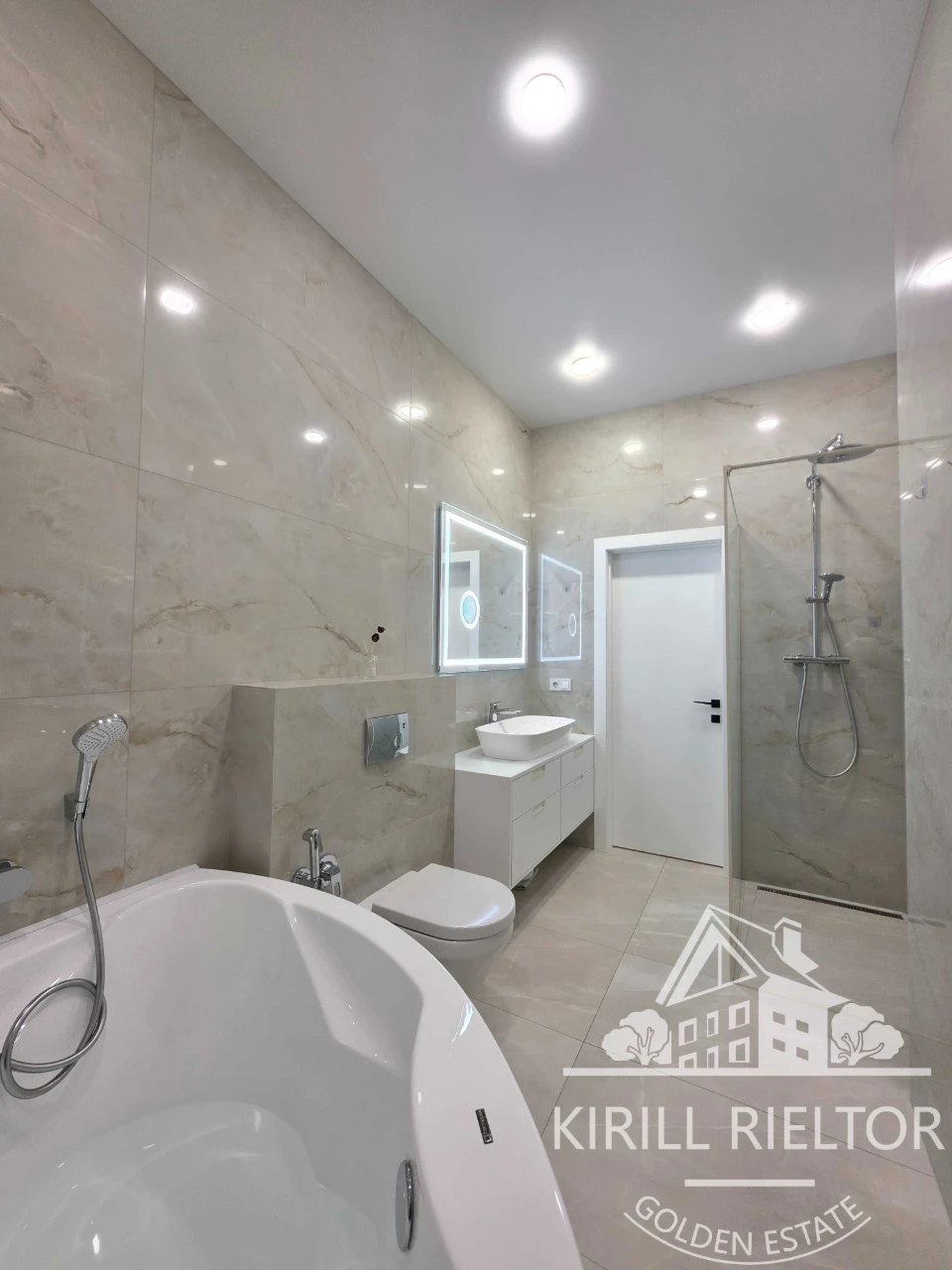 Продаж таунхауса з басейном у містечку Лагуна "Comfort City