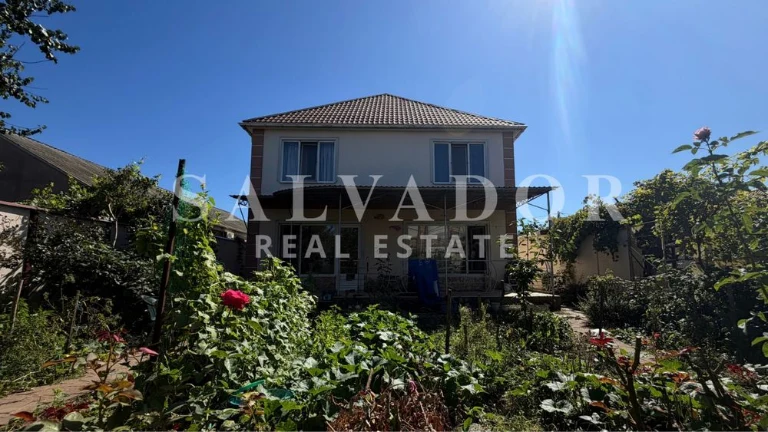 Продаж 2-поверхового будинку 190 м² + горище | 5,6 соток | Ч
