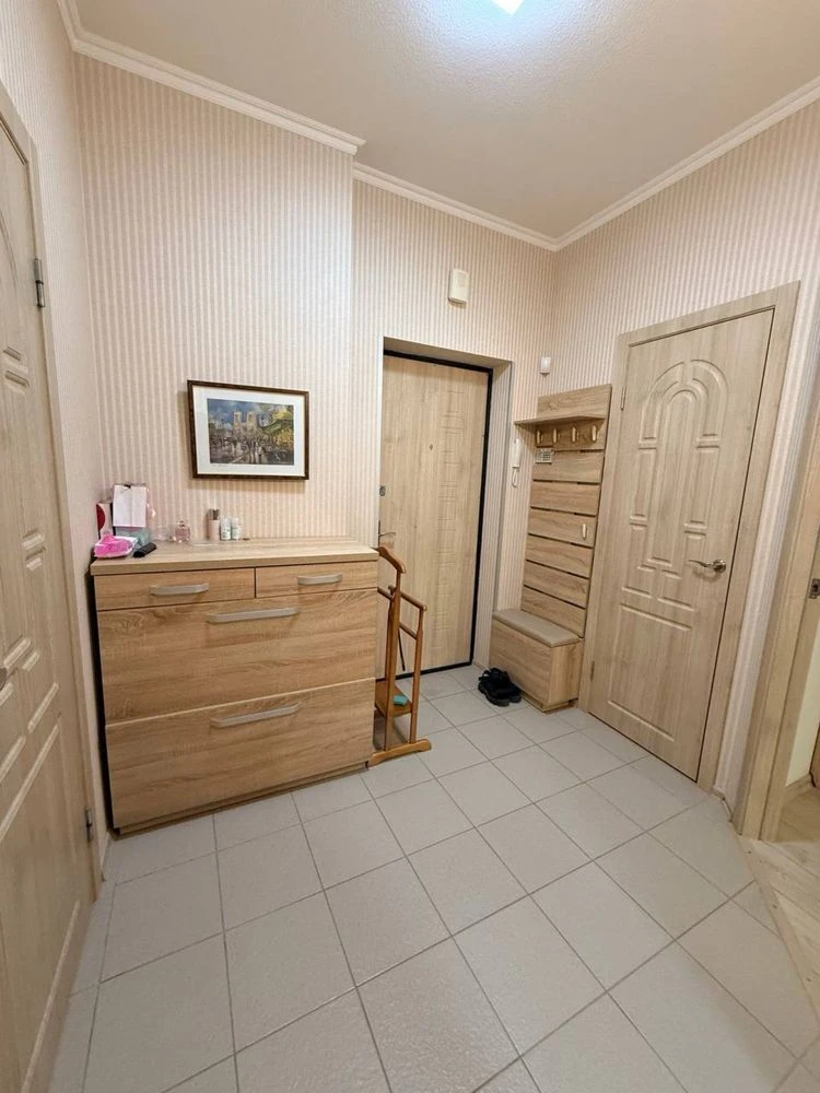 Продам 1-кімнатну  квартиру 42,7 м² з якісним ремонтом, мебл