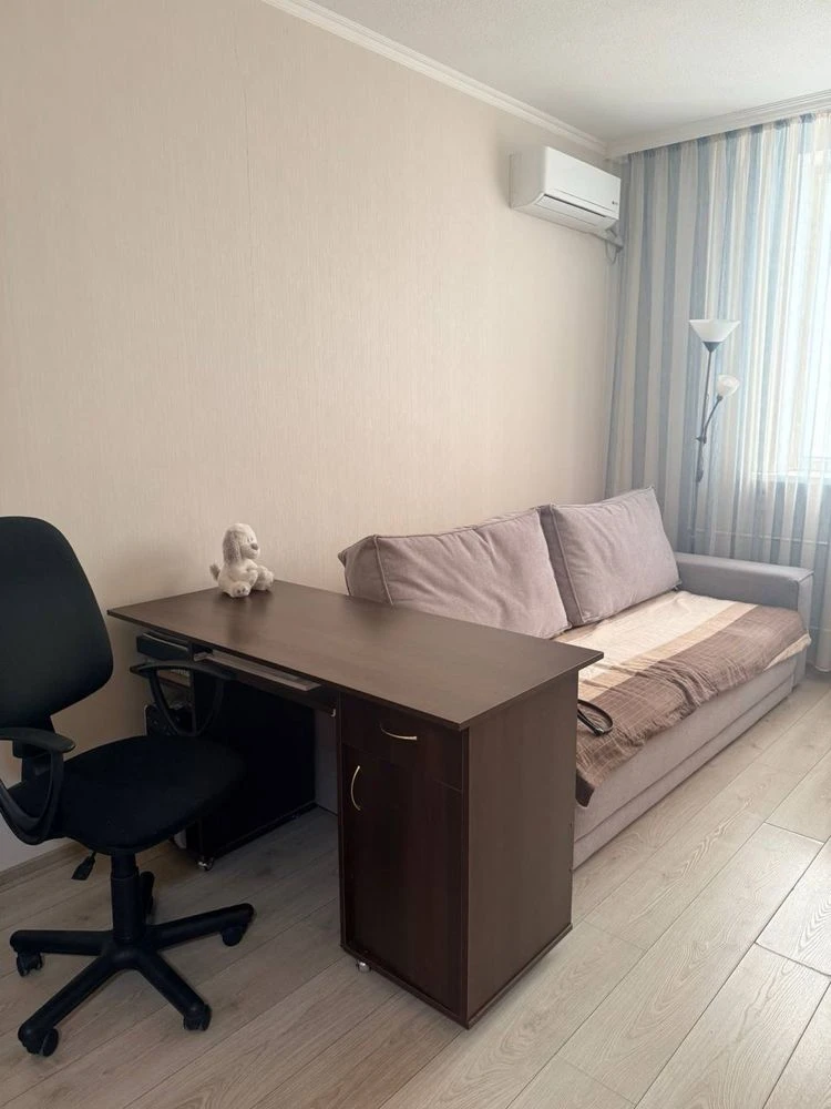 Продам 1-кімнатну  квартиру 42,7 м² з якісним ремонтом, мебл