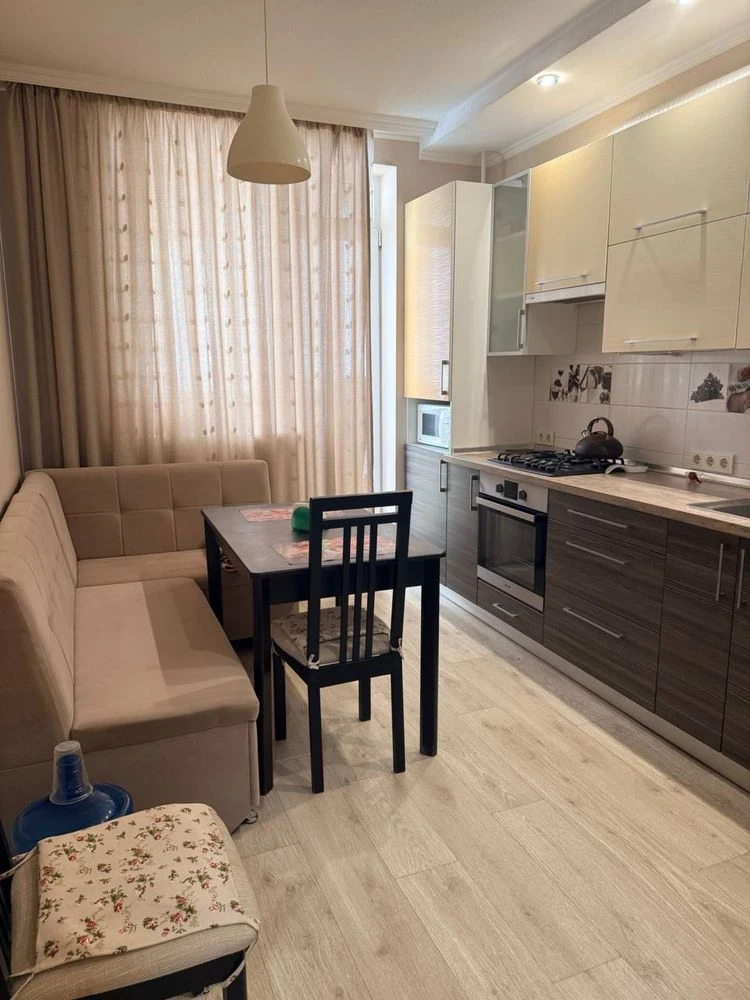 Продам 1-кімнатну  квартиру 42,7 м² з якісним ремонтом, мебл