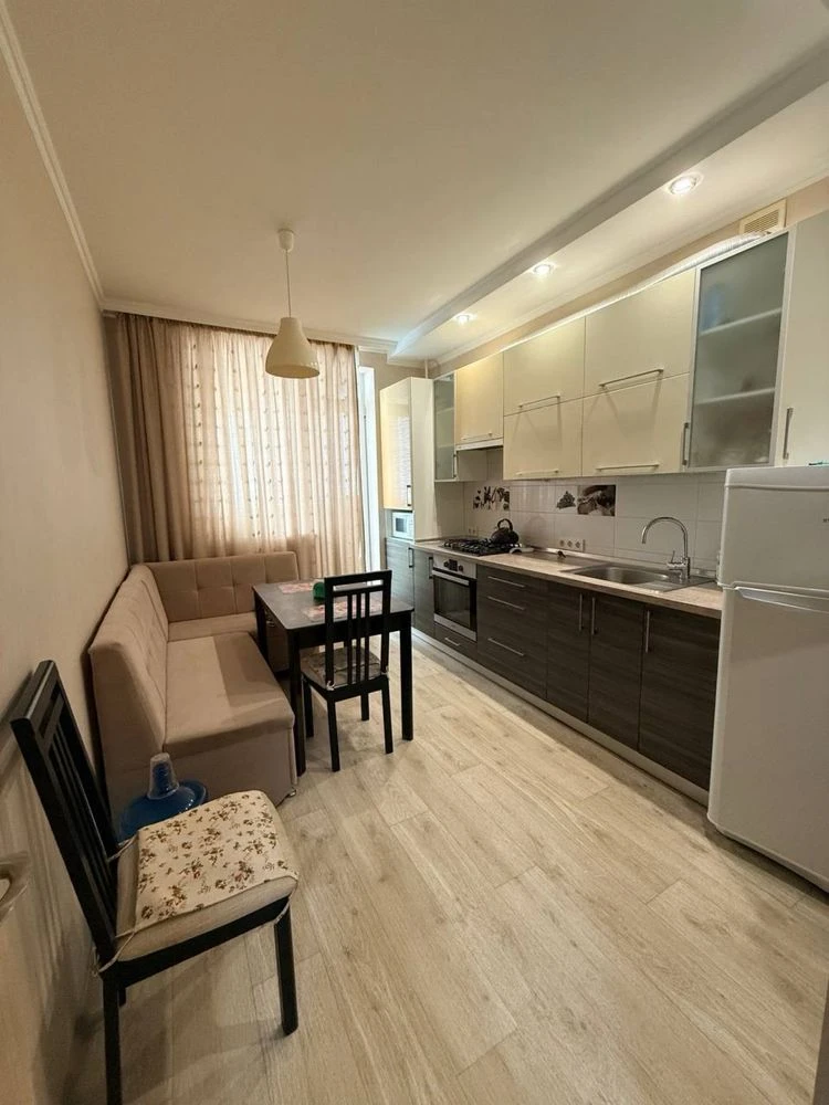 Продам 1-кімнатну  квартиру 42,7 м² з якісним ремонтом, мебл