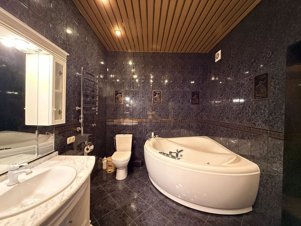 Продам 3к квартиру, Центр, низ Кирова (Поля), парк Чкалова,