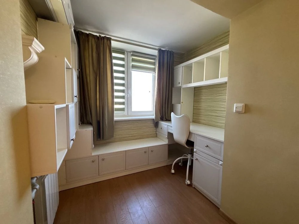I will sell 5-room apartment. A. Polya