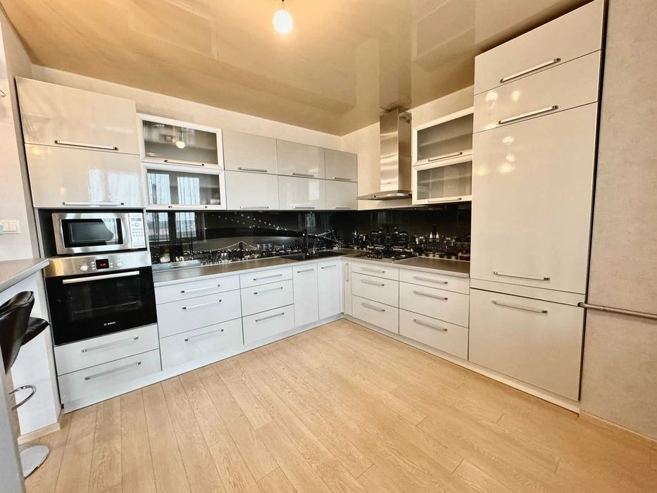 Selling a 3-room apartment in the new Scarlet Sails residential complex, individual gas heating.