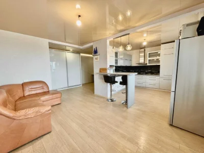 Selling a 3-room apartment in the new Scarlet Sails residential complex, individual gas heating.