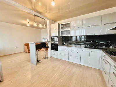 Selling a 3-room apartment in the new Scarlet Sails residential complex, individual gas heating.