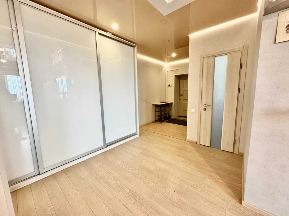 Selling a 3-room apartment in the new Scarlet Sails residential complex, individual gas heating.