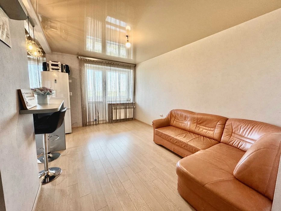 Selling a 3-room apartment in the new Scarlet Sails residential complex, individual gas heating.
