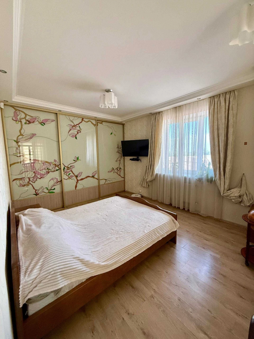 I will sell a 4-room, 2-level apartment, which is paid by the Labor Commission