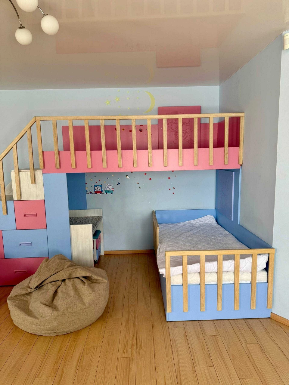 I will sell a 4-room, 2-level apartment, which is paid by the Labor Commission