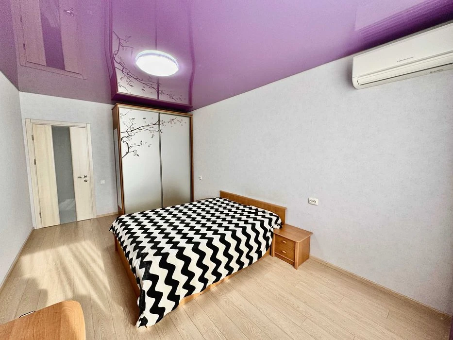 Selling a 3-room apartment in the new Scarlet Sails residential complex, individual gas heating.