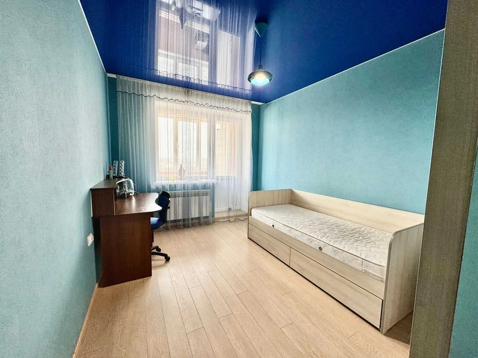 Selling a 3-room apartment in the new Scarlet Sails residential complex, individual gas heating.