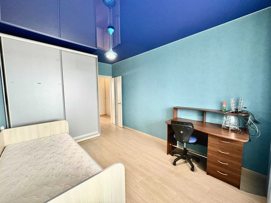 Selling a 3-room apartment in the new Scarlet Sails residential complex, individual gas heating.