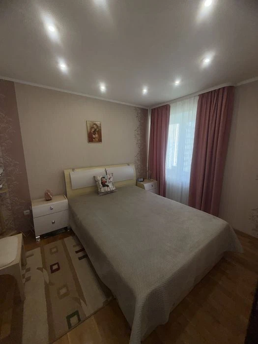 Продаж 3-х кімнатної квартири . Робоча