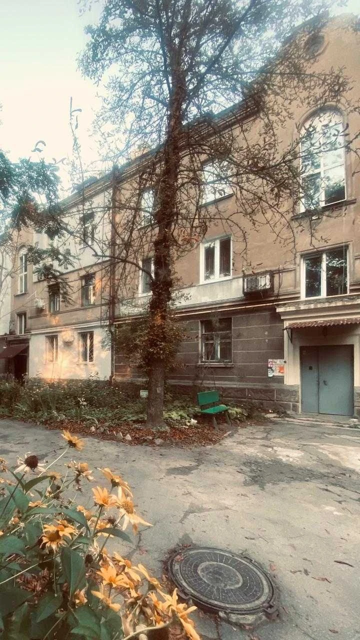 Продам 4-к квартиру в тихому зеленому дворі, вул. Лазаряна/п