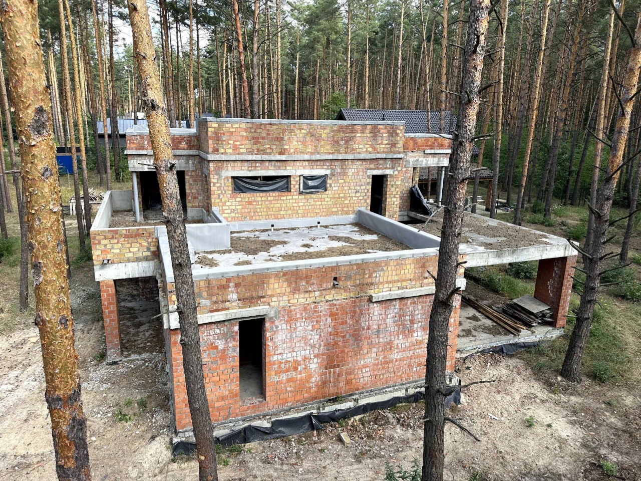 Сучасний будинок в сосновому лісі — 300 м², 15 соток, закрит