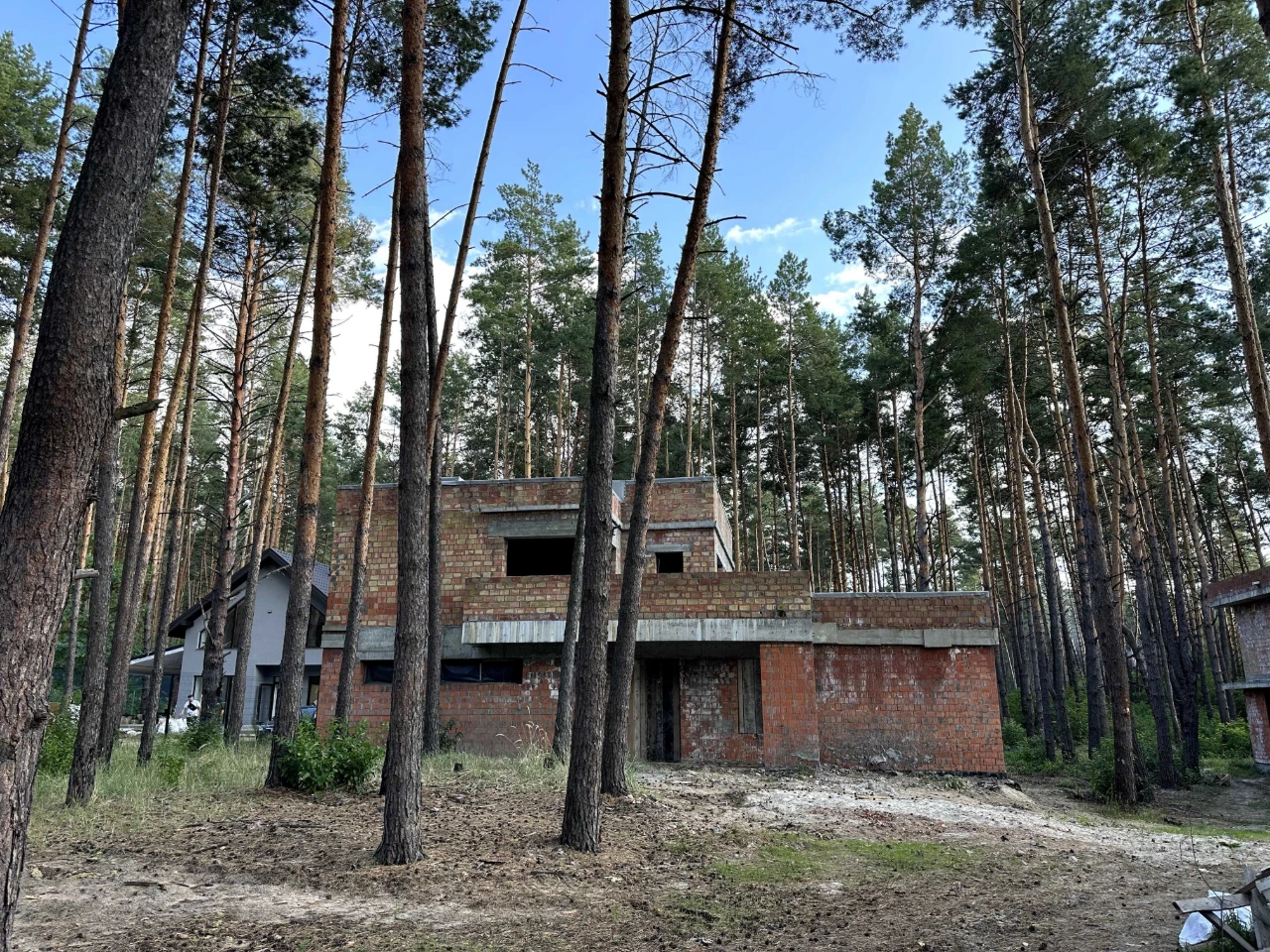 Сучасний будинок в сосновому лісі — 300 м², 15 соток, закрит