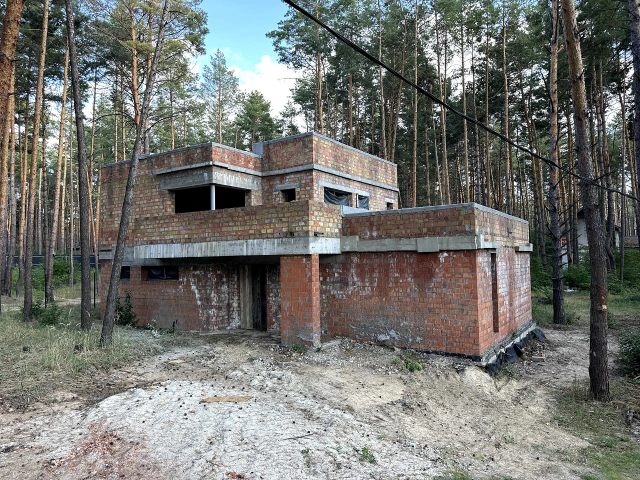 Сучасний будинок в сосновому лісі — 300 м², 15 соток, закрит