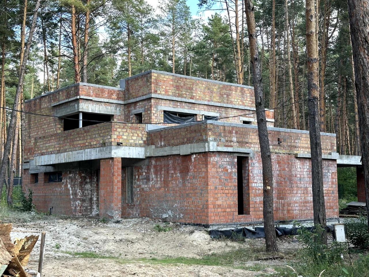 Сучасний будинок в сосновому лісі — 300 м², 15 соток, закрит