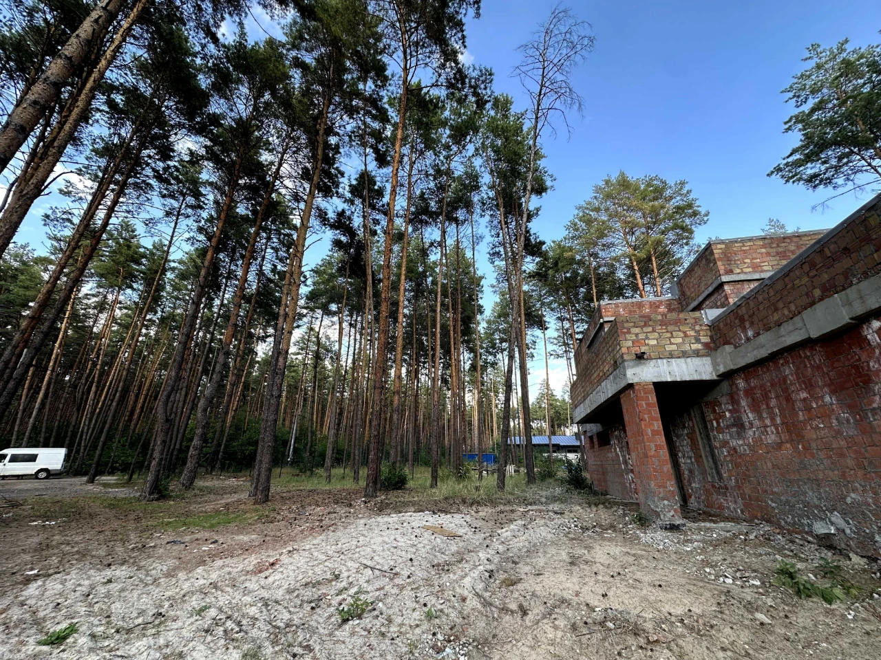 Сучасний будинок в сосновому лісі — 300 м², 15 соток, закрит