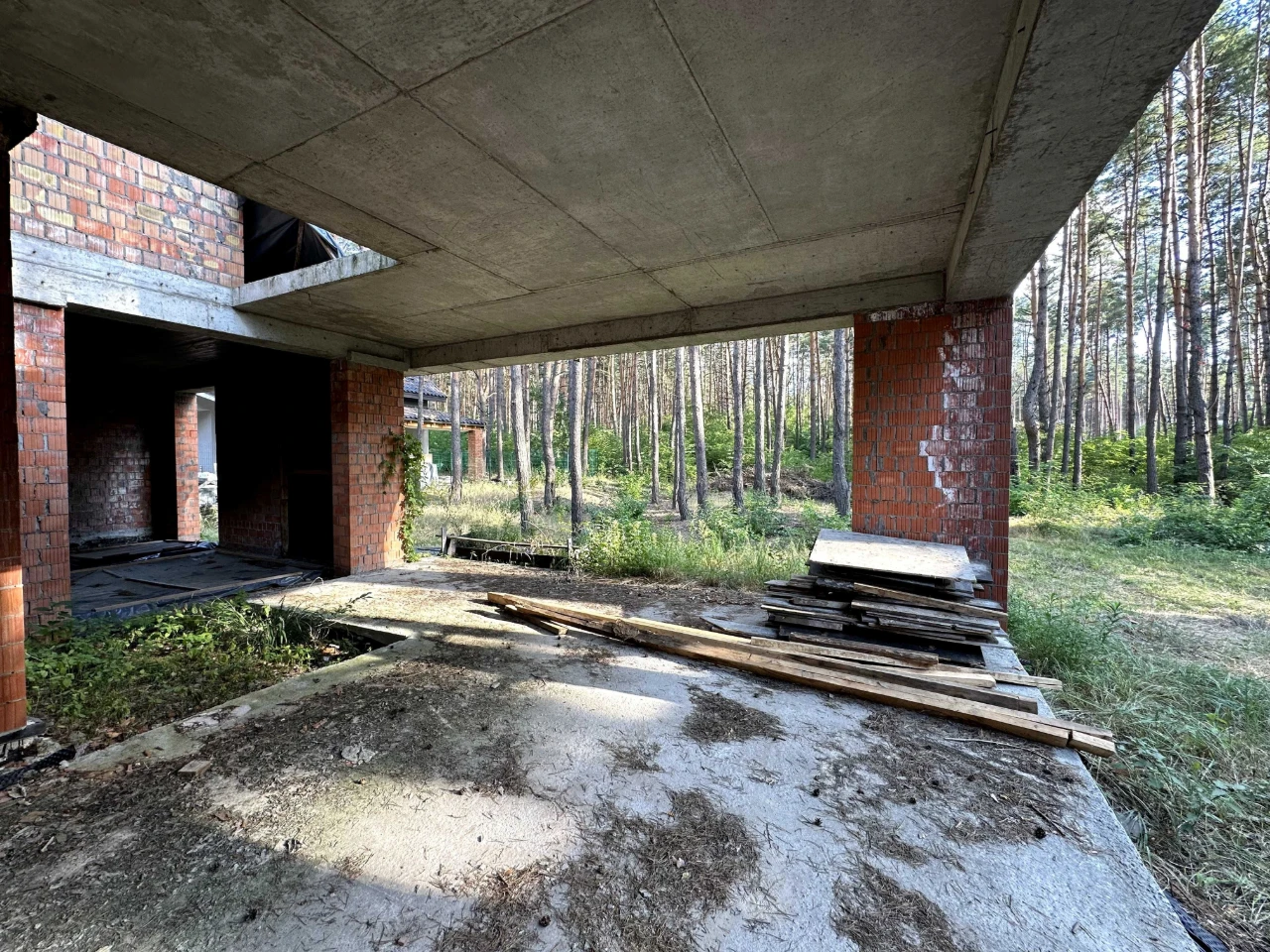 Сучасний будинок в сосновому лісі — 300 м², 15 соток, закрит