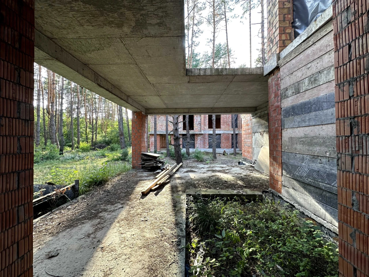 Сучасний будинок в сосновому лісі — 300 м², 15 соток, закрит
