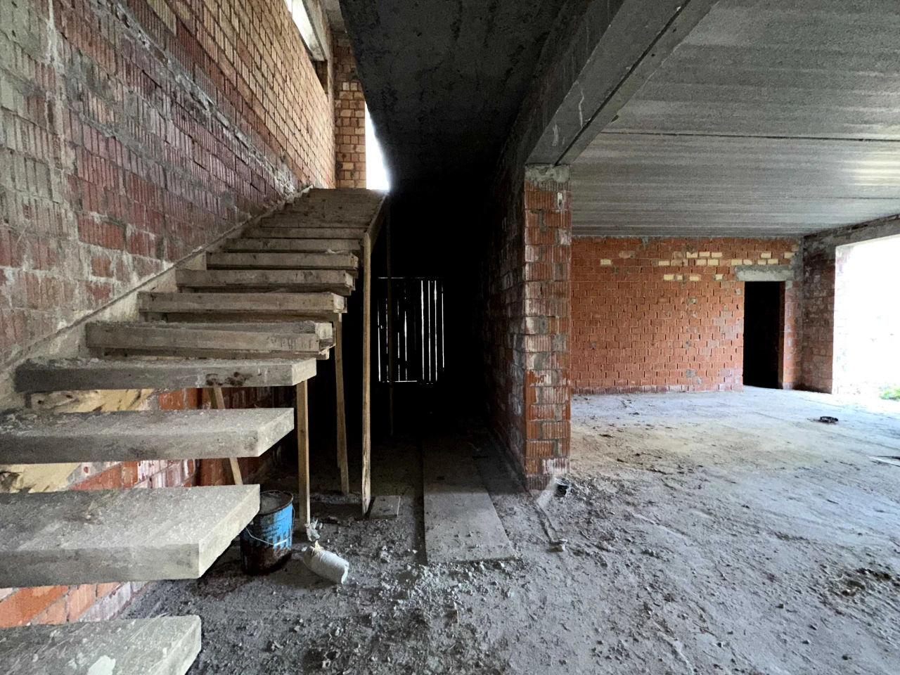 Сучасний будинок в сосновому лісі — 300 м², 15 соток, закрит